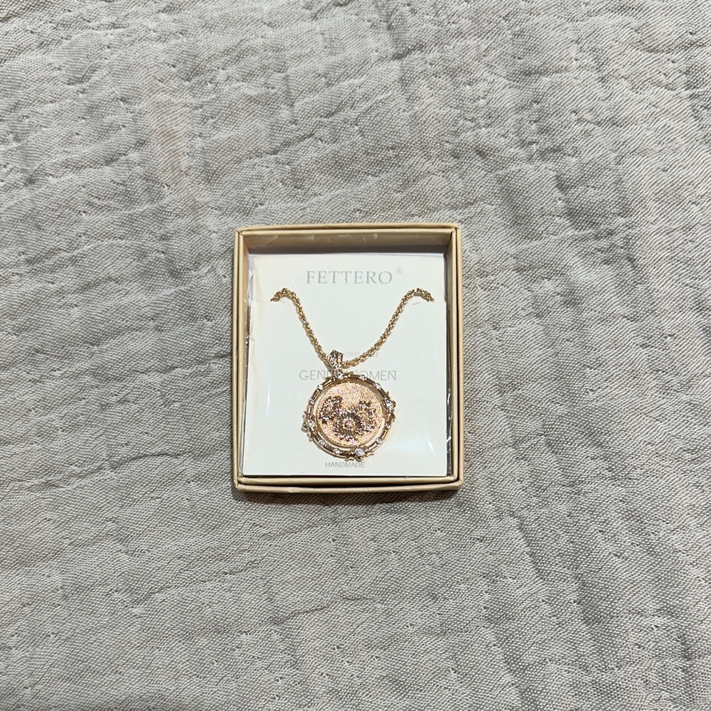 NWT Fettero necklace rotating butterfly and daisy pendent